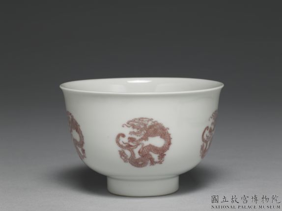 White cup with encircled dragon decoration in overglaze red, Qing dynasty, Kangxi reign (1662-1722)